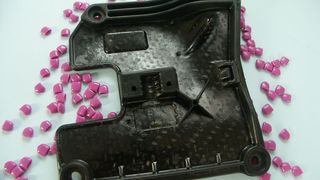 Dieses Bauteil wurde durch Umformen aus Organoblech gefertigt. Funktionselemente und Versteifungsrippen sind angespritzt.  (Bild: Weberit)