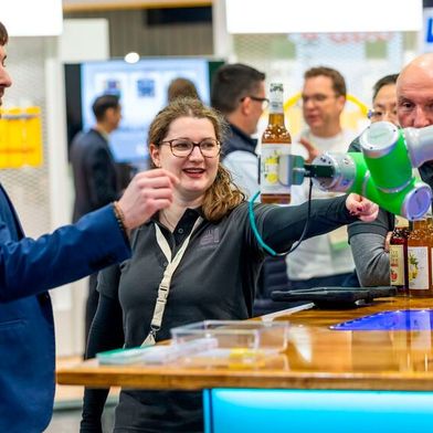 Besucher erlebten auf der SPS, wie sich Theorie und Praxis sinnvoll verbinden lassen. (Bild: Mesago Messe Frankfurt GmbH / Arturo Rivas)