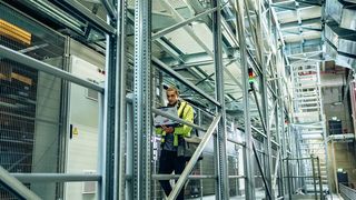 Das hier von einem IT-Mitarbeiter betreute Shuttle-Lager bei Engelbert Strauss in Schlüchtern verfügt über 16 Gassen, in denen insgesamt 430 Fahrzeuge umherfahren. (Bild: engelbert strauss GmbH & Co. KG)