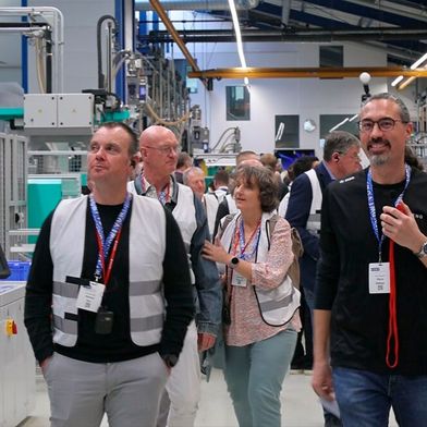 Ein Highlight des "Treffpunkt Werkzeugbau" war der Rundgang durch die Fertigung des Werkzeugbau- und Spritzgießspezialisten. Die Mitarbeiter beantworteten zudem alle Fragen der Besucher - unter ihnen auch direkte Wettbewerber - mit großer Offenheit und Transparenz. (Bild: Maschinenmarkt/rw)