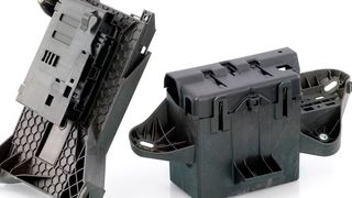 Das Mucell-Verfahren des Hannover-Messe-Ausstellers Pöppelmann, bringt Autobauern Vorteile: Egal ob bei Batterieboxen oder Befestigungssystemen, häufig können das Gewicht deutlich reduziert und Dichtevorteile erziel werden. (Bild: Pöppelmann)