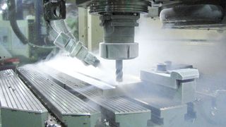 Die Kühlung mit Stickstoff reduziert deutlich den Werkzeugverschleiß beim Bearbeiten von Ti-tanlegierungen beziehungsweise ermöglicht die Steigerung der Schnittparameter.  (Bild: WZL)