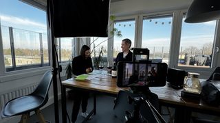 Melanie Ehrhardt (links) und Ingemar Bühler (rechts) bei der Aufzeichnung der WINe O’Clock: Kreislaufwirtschaft vom Reißbrett? (Bild: PlastXNow/sl)