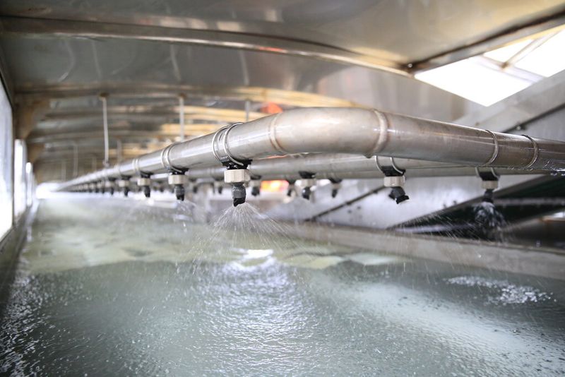 Kühlstrecke im neuen Klebstoffwerk. (Bild: Henkel)