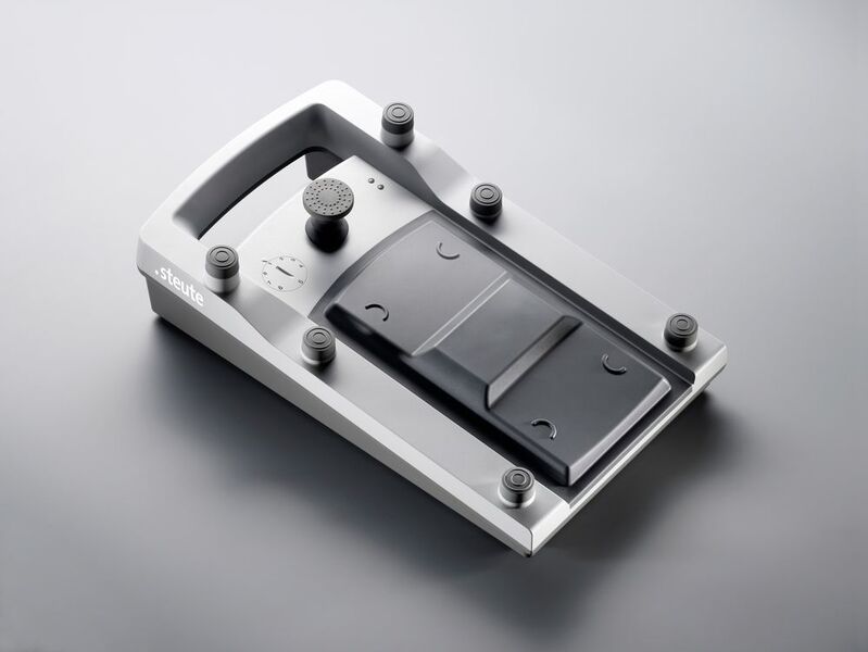 Auf der Medica 2015 zeigte steute ein interoperables User Interface: Über das Bediensystem des OP-Mikroskops lässt sich auch ein Ultraschall-Dissektor steuern. (Steute)