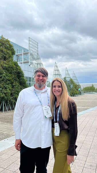 Markus Feyrer (ITZ) hat auch spontan vorbeigeschaut, mit Laura Düser (Solum). (Bild: Vogel IT-Medien GmbH)