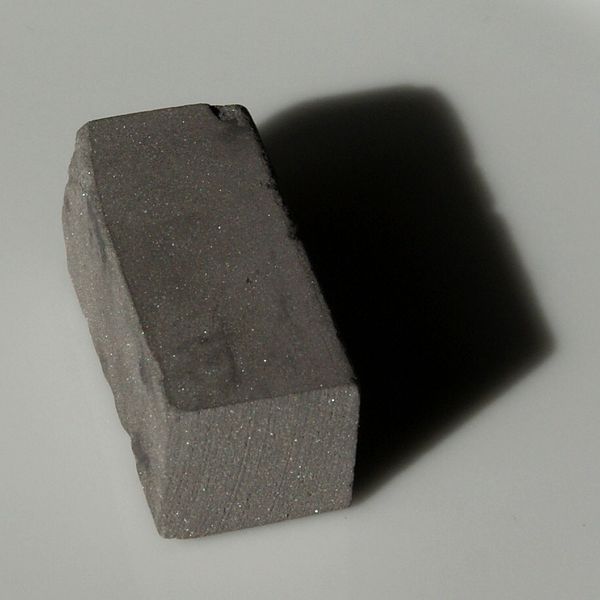 Wolfram: Risikoklasse: hoch. Einsatzfelder: Edelstähle, Karbiden und Leuchtmittel. Preisentwicklung: niedrig. Substitutionsmöglichkeiten: Recycling liegt bei 20 bis 25 %. Kann in bestimmten Verwendungen durch keramisch-metallische Verbundwerkstoffe ersetzt werden. Zukunftsrelevanz: hoch. Essentiell für Leuchtmittelindustrie und als Legierungszuschlag für härteste Stähle. Politische Risiken: China besitzt die größten Reserven. Wolframerze sind mit einem Exportverbot belegt. (Bild:Jurii unter CC_BY-SA 3.0 Lizenz, wikicommons)