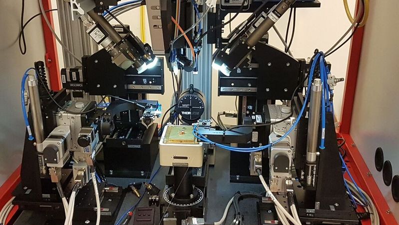 Nanohybrid ist eine modulare Plattform, die Epoxidkleben, Laserschweißen und selektives Laserlöten in einem System vereint.(Bild:  Nanosystec)