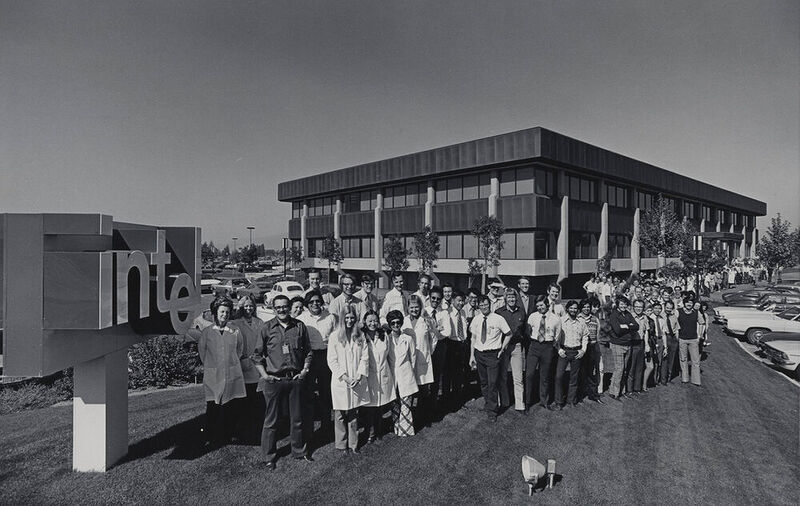 1971 war Intel noch eine relativ kleine Firma. Hier die Belegschaft vor dem neuen Firmensitz in Santa Clara. (Intel)