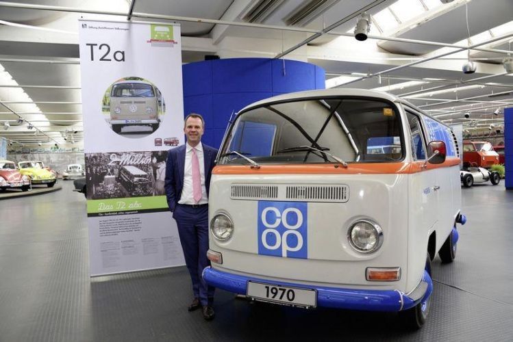 Mit einem Fahrzeug aus dem Besitz der IG T2: Alexander Prinz, 2. Vorsitzender der Interessengemeinschaft, an einem T2A-Kastenwagen. (Foto: VWN)