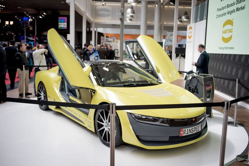 Im Rinspeed-Fahrzeug, das Harting auf der Hannover-Messe 2016 präsentierte,  wird der Einplatinencomputer Mica zur Abgabsüberwachung verwendet. (Harting)