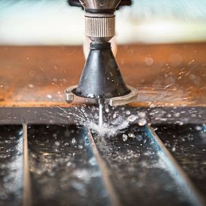 Präzis schneiden: Hochdruckpumpen sorgen für einen leistungsfähigen Wasserstrahl (Bild:  Matthias Fritzenwallner / STM)