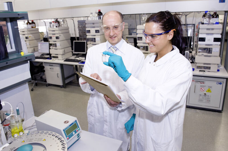 v.l.n.r.: Dr. Frank-Andreas Gunkel, Leiter Quality Unit, und Kimberly Waters, Chemielaborantin, prüfen die Qualität eines Wirkstoffes in ihrem neuen Labor.  (Bild: Bayer)