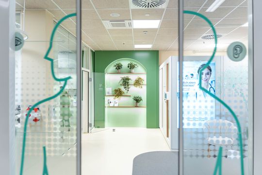 Die Termine für den 54-m²-S Medical Room sind online und vor Ort buchbar. Zugang erhält man zudem auch über Leihtablets. Rechts im Raum befindet sich eine blick- und schallgeschützte Kabine für die Videotelefonie.(Bild:  © Kaufland)