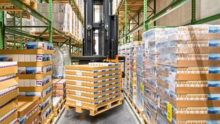 Dank Schwenkschubgabel lassen sich mithilfe des neuen Schmalgangstaplers NXV von Still Vollpaletten schnell, komfortabel und sicher ein- und auslagern – bis zu 13,8 Meter hoch. (Still)