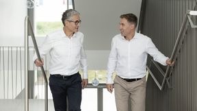 Martin Schranz (links), Geschäftsführer von Top Tech Sol, und Christian Peintner (rechts), Geschäftsführer von Spiegltec, gehören künftig gemeinsam mit Martin Seebacher, ebenfalls Geschäftsführer von Spiegltec, dem Verwaltungsrat an. (Bild: Spiegltec / Philippphoto)