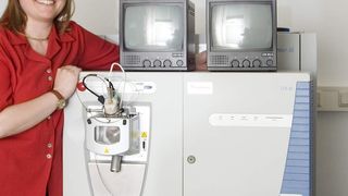 Prof. Dr. Andrea Sinz mit dem neuen Massenspektrometer für die Proteinanalyse  (Bild: Martin-Luther-Universität, Norbert Kaltwaßer)