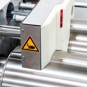 Mit den einseitig fahrbaren Materialführungsbacken können Anwender kleinere Chargengrößen mit den Deguma-Gummi-Walzwerken Neo-Premium oder Neo-Plus verarbeiten, weil sich damit der Arbeitsraum individuell einstellen respektive verkleinern lässt. (Bild:  Deguma / Th. Höhl)