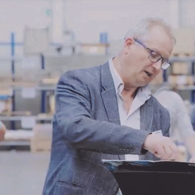 Gäste der Infotage können die neuesten Entgrat- und Richtmaschinen live in Aktion erleben. Sie haben zudem die Möglichkeit, ihre eigenen Blechteile zu testen. (Bild: Arku)