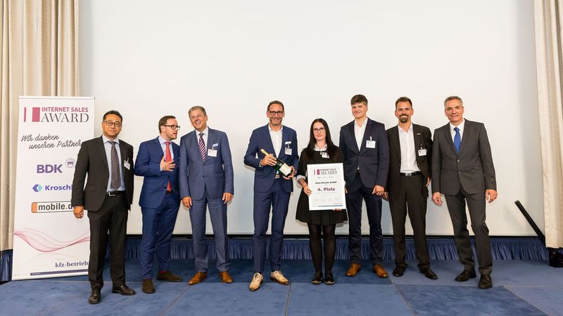 ... mit ihrem Team über die TOP-5-Platzierung freuen. Zu den digitalen Highlights des Familienunternehmens zählen selbstgedrehte Videos, eine eigene Website für das jährliche US-Car-Treffen und eine aufgeräumte Unternehmenswebsite, die den Kunden zahlreiche Funktionen bietet. (Stefan Bausewein)