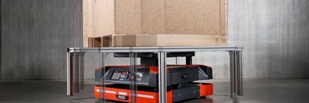 Der mobile Roboter Safelog X1 Spin von Hörmann Intralogistics wird künftig im Hochregallager der Liebsteiner Kartonagenwerk GmbH Paletten mit einer Traglast von bis zu 1.200 kg verräumen.(Bild:  Hörmann Intralogistics)