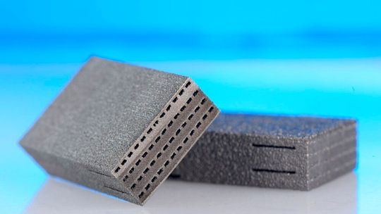 Was man hier sieht, sind keine Mauersteine sonder die additiv gefertigte Grundlage für Wasserstofferzeuger aus Titanaluminid, die man einfach im Fahrzeug installiert, um den eigenen Treibstoff zu gewinnen. Dafür gab es jetzt viel Fördergeld für das Fraunhofer ILT in Aachen ...(Bild:  Fraunhofer ILT)