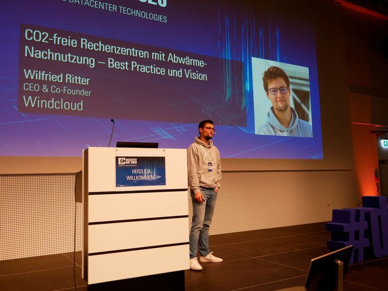 Windcloud: RZ-Betrieb mit 100 Prozent physikalisch grünem Strom und einer Algenfarm – die Teilnehmer waren begeistert von Wilfried Ritters Datacenter Insight! (Vogel IT-Medien GmbH)