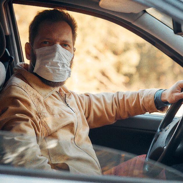 Mit Atemschutzmaske ins Auto? Einweghandschuhe wären wichtiger.