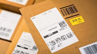 Die kennt jeder! Informative Aufkleber auf Warensendungen. Die dafür bisher verwendeten Klebstoffe haben jedoch zu Problemen beim Recycling von Papier und Kartonagen geführt. BASF hat nun Klebersysteme mit Namen Acronal entwickelt, die nicht mehr stören sollen. (Bild: BASF)