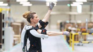 Das aktive Schulter-Exoskelett unterstützt die Träger elektropneumatisch mit zusätzlicher Kraft von bis zu fünf Kilogramm pro Arm bei Überkopfarbeiten. (Bild: U.I. Lapp)