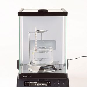 Dichtemessung mit einer Shimadzu-Laborwaage(Bild:  MMQ, Sadaaki Shiraiwa)