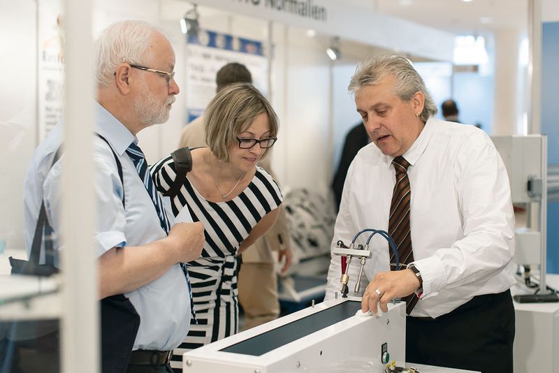 Intensiver Fachaustausch: Interessierte lassen sich von der Stanztechnik der Zukunft überzeugen. ( P. E. Schall)