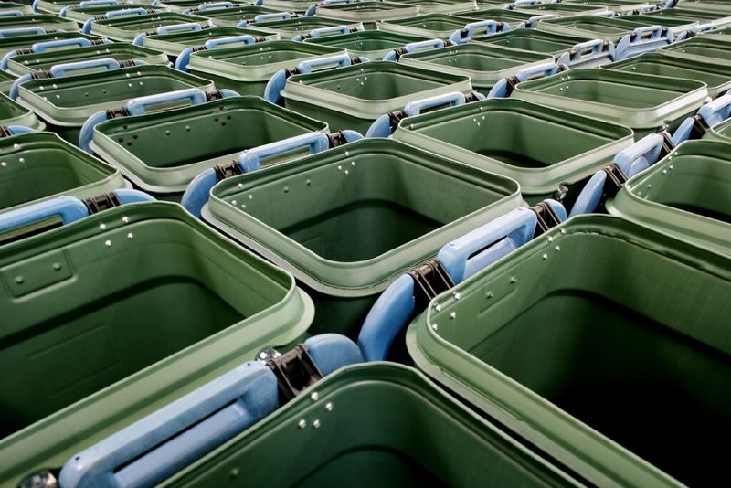 Die sauberen Container werden für die Befüllung mit Tüchern bereitgestellt. (Bild: Mewa)