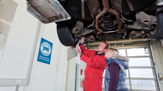 Ob ein Auto reparaturfähig oder ein schrottreifes Altfahrzeug ist, sollte nicht pauschal entschieden werden, sondern nur von Kfz-Fachbetrieben; das fordert der ZDK. (Bild: ProMotor)