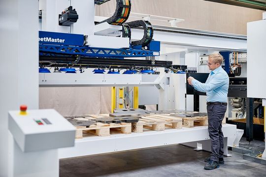 Blechexpo-Highlight! Mit dem neuen Sheetmaster gelingt mit der neu entwickelten Stanz-Laser-Maschine Trumatic 5000 der vollautomatische Materialfluss in der Fertigungszelle, der von der Be- und Entladung der Maschine bis zum Ausschleusen der bearbeiteten Teile reicht.(Bild:  Trumpf)