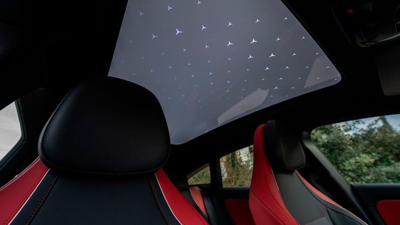 Im Gegensatz zur Limousine trägt der CLA Shooting Brake gut sichtbare Mercedes-Sterne in der Panoramadach-Glasscheibe. (Bild: Mercedes-Benz)