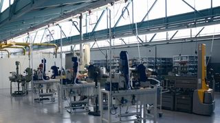 Heller, freundlicher und bis zu 60% weniger Energieverbrauch für das Hallenlicht, das ist die Bilanz einer Energieberatung beim Gelenkkopf-Hersteller Durbal. Bild: Durbal (Archiv: Vogel Business Media)