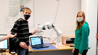 Der Cobot Cora soll in Zukunft ein festes Teammitglied im Bereich der industriellen Produktion werden.  (Bild: Technische Universität Clausthal)