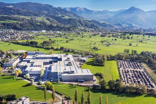 Das Unternehmen setzt laut eigenen Angaben auf Investitionen in Produktion, Logistik und Digitalisierung, um Stabilität und Wettbewerbsfähigkeit zu sichern.(Bild:  Meusburger)