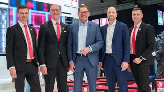 Von links: Philipp Guth, CTO Rittal, Ulrich Engenhardt, CBO Rittal, Marc Wucherer, CEO Lenze SE, Christian Eberhard, Senior Vice President Sales EMEA Central bei Lenze und Raphael Görner, Geschäftsbereichsleiter Energy & Power Solutions bei Rittal. (Bild: Jasper Ehrich / Rittal)