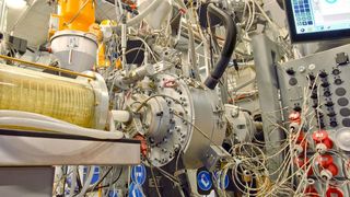 Von der Performance der Technik überzeugt, platziert Enetec Plastics eine dritte Koplettanlage zur Extrusion fünf-schichtiger PE-RT-Rohre von Krauss-Maffei Berstorff. (Krauss-Maffei Berstorff)