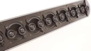 Digitale Lautsprechersäulen: Die DSP-gesteuerten Zeilen-Lautsprecher Evolutone ermöglichen Beamforming und bündeln den Schall in genaue Richtungen (Steffens Systems)