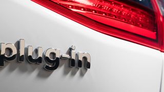 Der Toyota Prius Hybrid ist das meistverkaufte Hybridfahrzeug – und er bekommt Konkurrenz, zum Beispiel vom Hyundai Ioniq Hybrid. Wir haben beide Modelle getestet. (Hyundai)