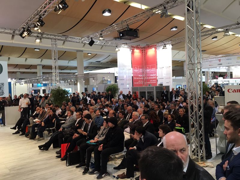 Sehr großes Interesse beim Forum Industrie 4.0 auf der Hannover Messe. interessante Diskussionen von Politik und Verbänden und Fachvorträge wechseln sich ab. (Bild: Kielburger/PROCESS)