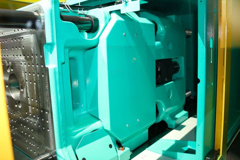 Neugierige Blicke! Erste Detail-Eindrücke der Allrounder 470 aus der Golden Electric-Reihe, und maschinenmäßiger Superstar auf dem Eröffnungsevent zur Halle 22 bei Arburg. (Königsreuther)