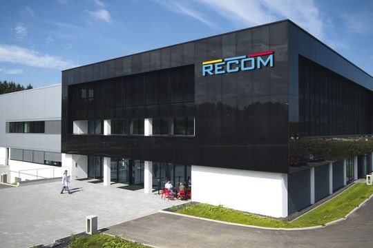 Zukunftsweisendes Design: Akzente setzen nicht nur die RECOM-Produkte, sondern auch die Firmenzentrale in Gmunden/Österreich. Zukunftsweisendes Design: Akzente setzen nicht nur die RECOM-Produkte, sondern auch die Firmenzentrale in Gmunden/Österreich.