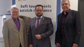 Gemeinsam starten das Projekt (v.l.n.r.): Projektleiter Prof. Dr. Reiner Mehnert, IOT GmbH; DBU-Generalsekretär Alexander Bonde und Dr. Michael Schwake, der das Projekt für die DBU fachlich betreut. (Dr. Carsten Riedel/IOT)