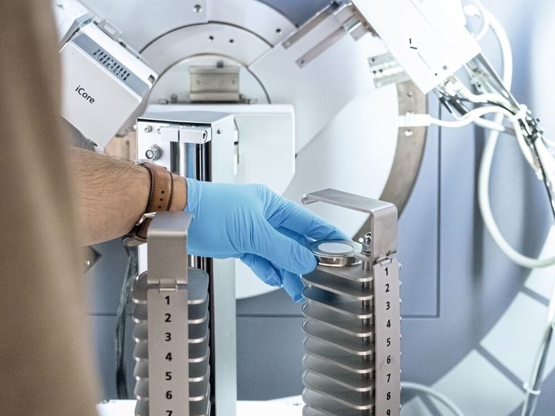 Der Zwilling dieser Probe befindet sich auf der Aussenseite der ISS als Teil des «SESAME»-Experiments. (Bild: Empa)