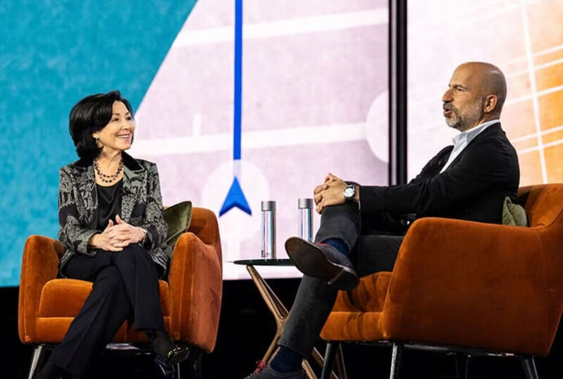 Oracle CEO Safra Catz bei ihrer Keynote im Gespräch mit Uber CEO Dara Khosrowshahi