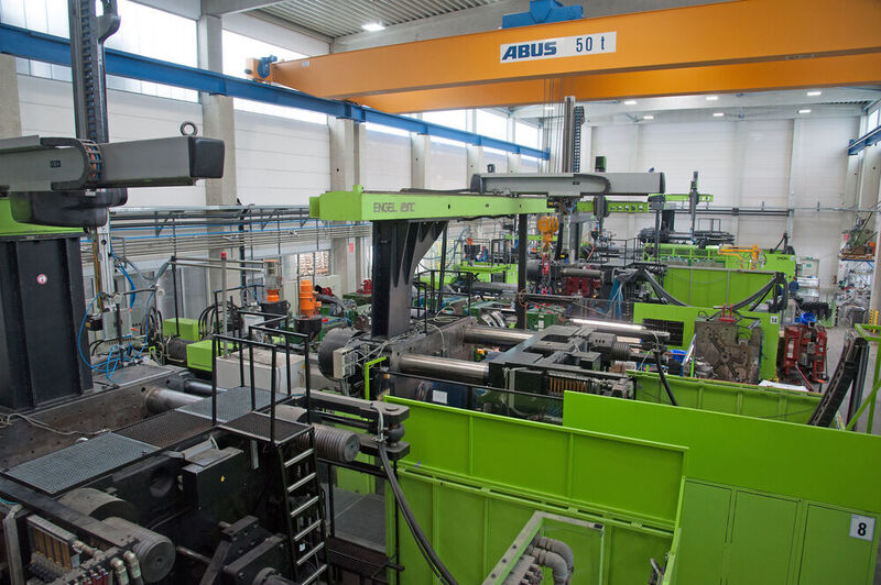 Bei Mitschke Kunststoffwerk fertigen Spritzguss-Maschinen Kunststoffteile mit bis zu 32.000 kN Schließkraft. (Martin Witzsch)